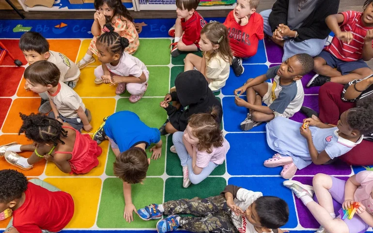 Cada vez mais crianças frequentam a pré-escola financiada pelo estado, com a Califórnia liderando esse crescimento.