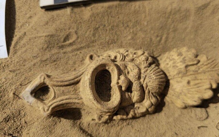 Lâmpada romana de 1.800 anos é descoberta intacta em antigo cemitério nos Países Baixos (FOTOS)