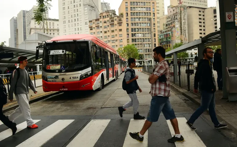 Nº de ataques a ônibus em SP cai, mas força-tarefa policial não elimina vandalismo