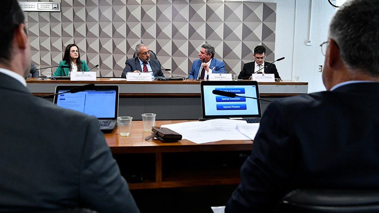 Debatedores criticam terceirização da saúde no Ceará
