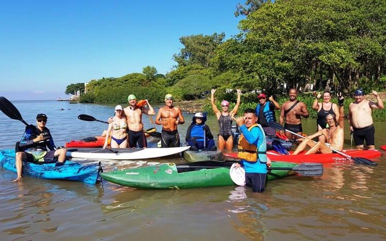 Natação e remo movimentam o Lago Guaíba em Porto Alegre na manhã de domingo