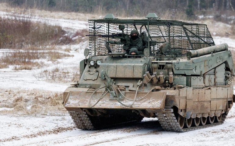 Blindado de reparo BREM-80 russo recebe superblindagem após experiências na Ucrânia