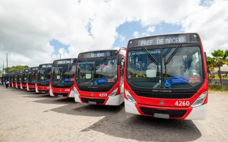 Linhas de ônibus terão horários especiais no feriado e reforço aos domingos de dezembro