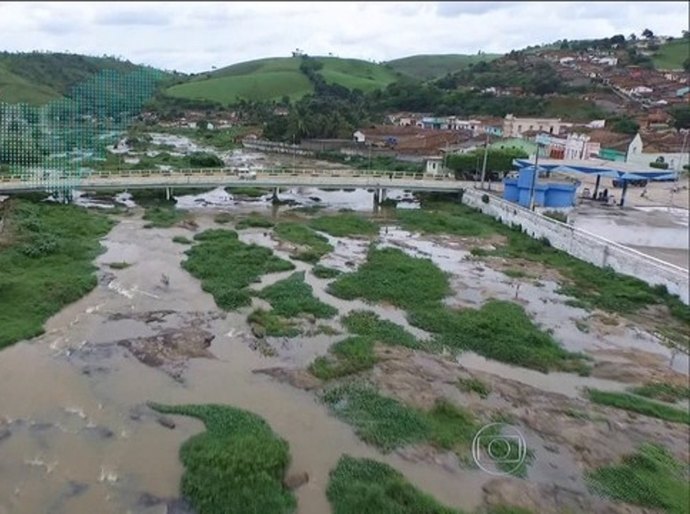 Doação de latas de aço nas águas de março: alimentos enlatados ajudam famílias afetadas pelas enchentes