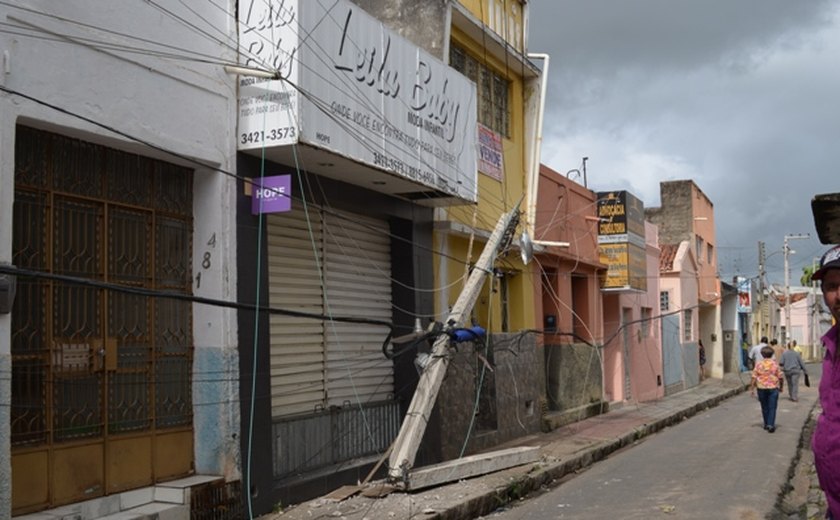 Caminhão derruba poste no centro de Palmeira e deixa moradores e comerciantes sem energia