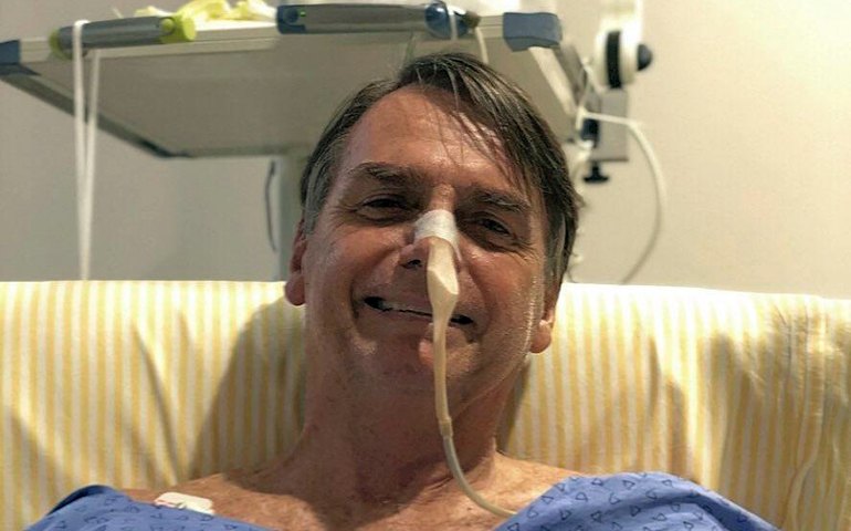 De folga no carnaval, Bolsonaro anda de moto pelas ruas do Guarujá