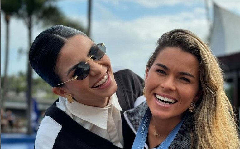 Após prata em Paris-2024, Tamires, da seleção brasileira, fica noiva de cantora com pedido embaixo da Torre Eiffel