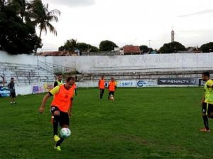 Alvinegros suam a camisa em treino tático no Estádio Juca Sampaio