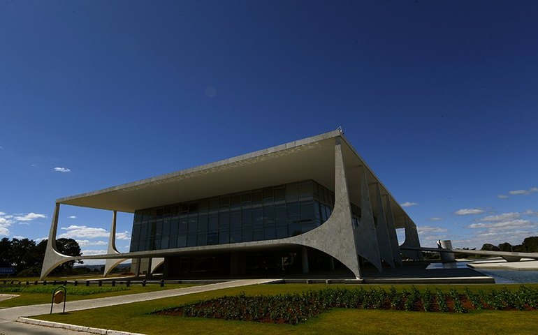 Secom informa que começou reunião ministerial no Planalto para definir corte de gastos