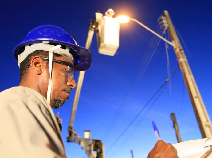 Prefeitura de Maceió realiza instalação de luminárias no Prado