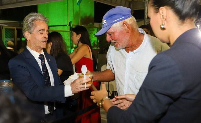 Fábio Bittencourt participa de missa em ação de graças e faz entrega de alimentos e brinquedos