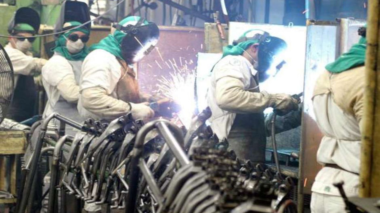 Produção industrial no Brasil cai 1,1% em outubro, diz IBGE