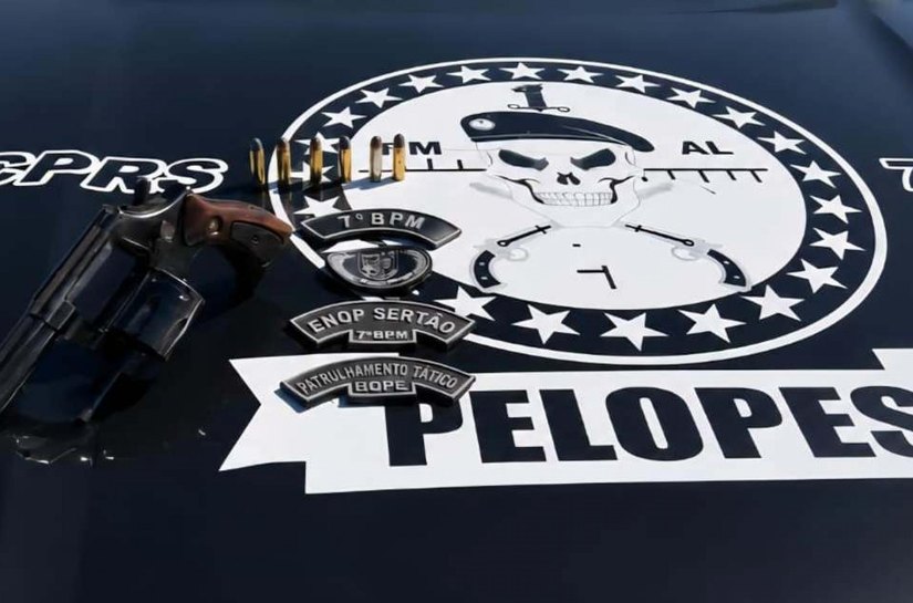 PM prende idoso com arma e munições durante cumprimento de mandado