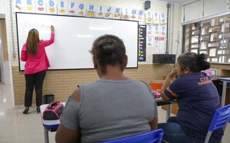Alfabetização de adultos pode aumentar renda em até 16%, aponta estudo