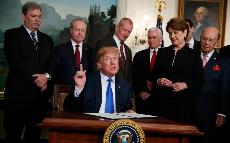 Suprema Corte derrubou algumas das tarifas mais abrangentes de Trump. Quais tarifas foram afetadas