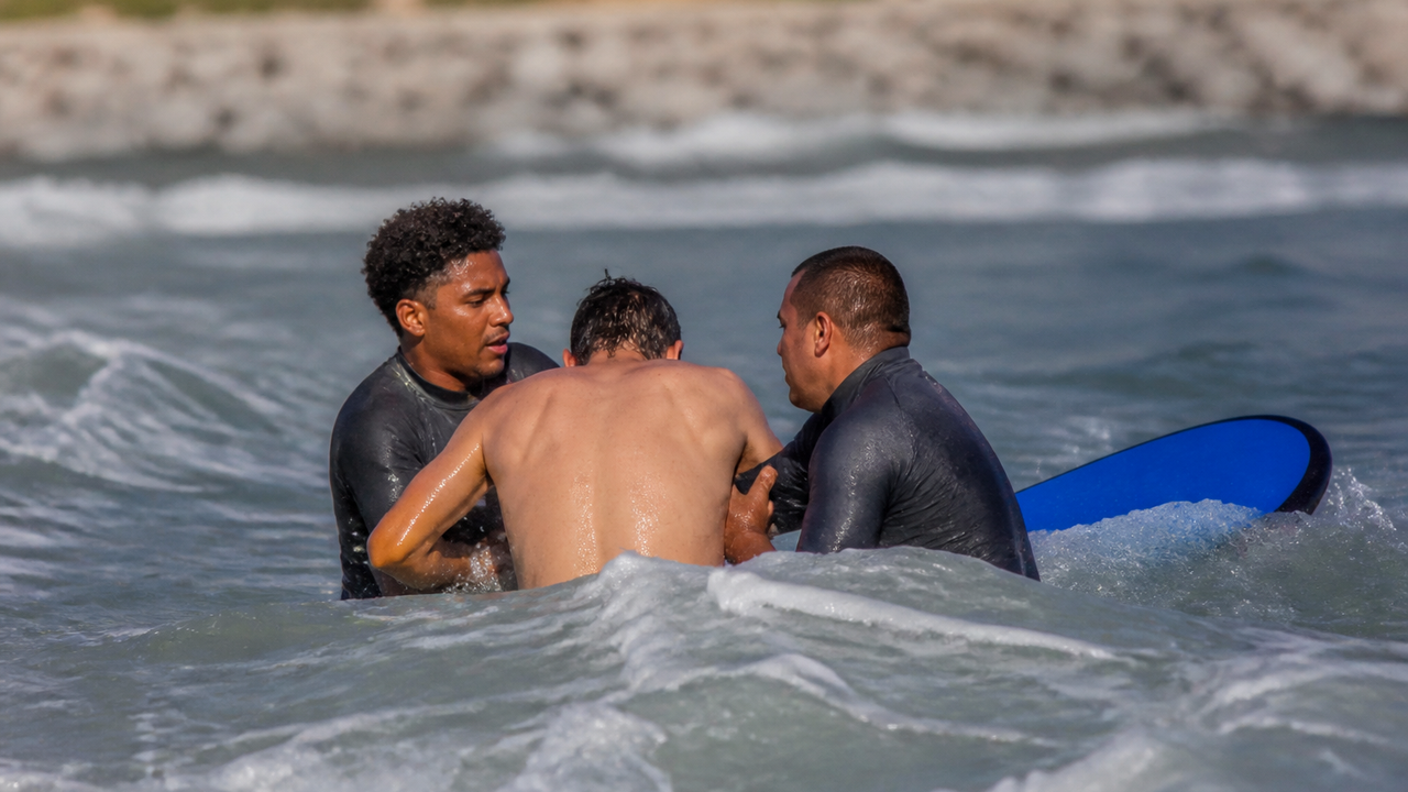 Surfistas salvam turista que estava em apuros no mar da Barra; vídeo
