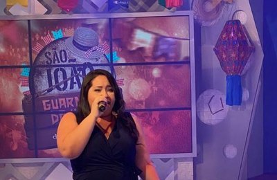 Dona de casa grava músicas para teste de voz e já tocou em mais de 200 rádios