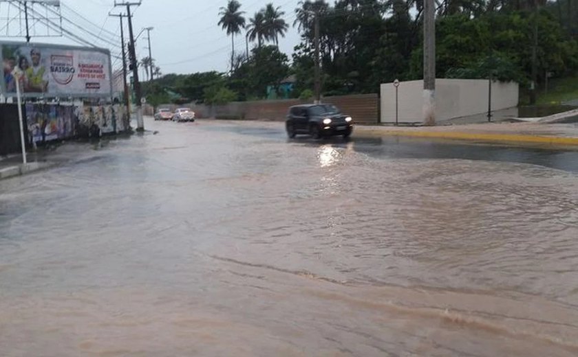 Previsão de mais chuvas pode desencadear alagamentos em áreas urbanas neste domingo