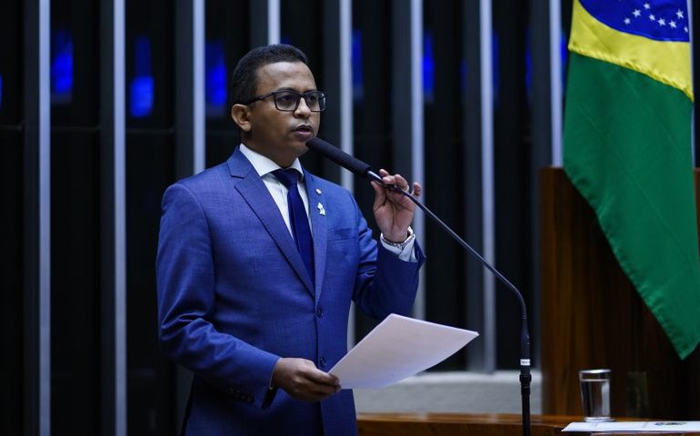 Câmara aprova MP que recriou o programa Bolsa Família