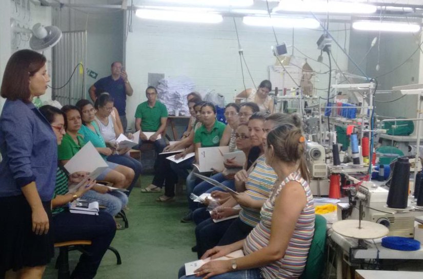 Senac palestra para colaboradores de empresa de confecções
