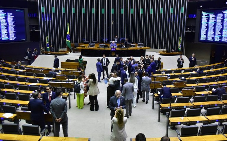 Figurinha carimbada: apenas 17 dos 513 deputados não faltaram a nenhuma sessão em 2023; veja lista