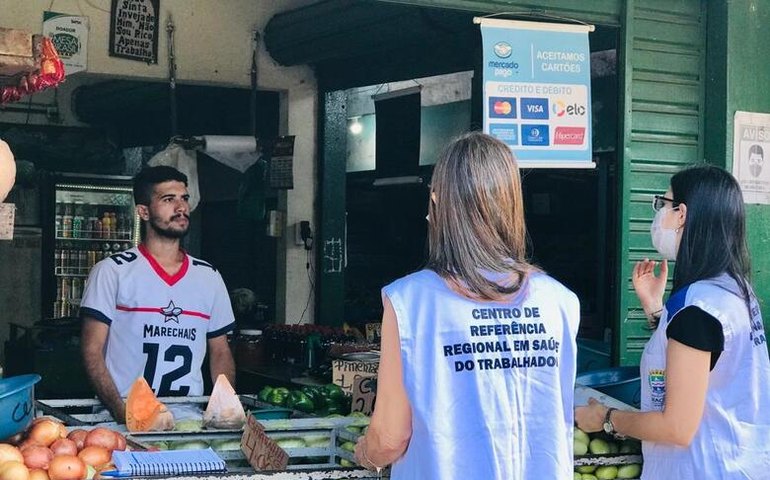 Trabalhadores do Mercado do Jacintinho são orientados sobre cuidados com a saúde vocal e nutricional