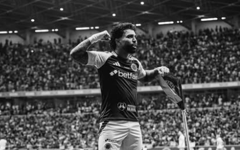 Gabigol marca presença em jogo do Cruzeiro no feminino e reforça desejo de atuar na modalidade