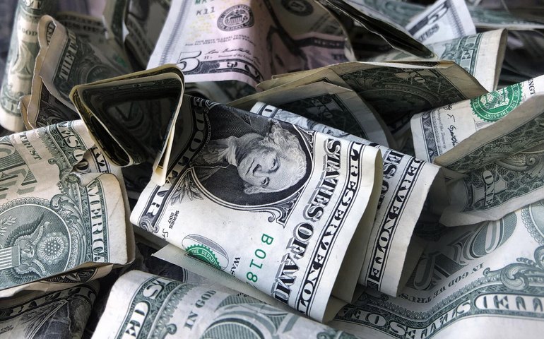 Intervenções dos EUA prejudicam dólar muito mais do que qualquer ação do BRICS, diz analista