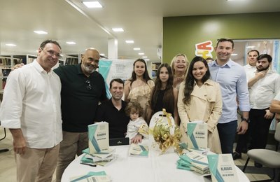 Em noite comemorativa, deputado Daniel Barbosa lança livro na Casa da Cultura