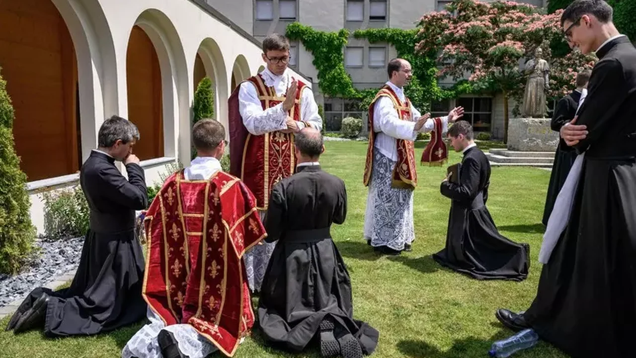 Tradicionalistas rechaçam apelo do Papa e mantêm ordenações