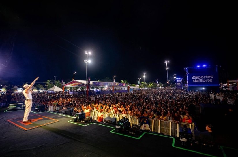 Multidão lota Jaraguá na abertura do Verão Massayó