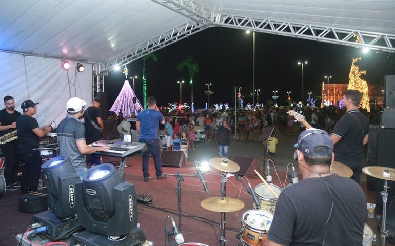 Penedo Luz abre espaço para músicos da cidade e distribui presentes para crianças carentes