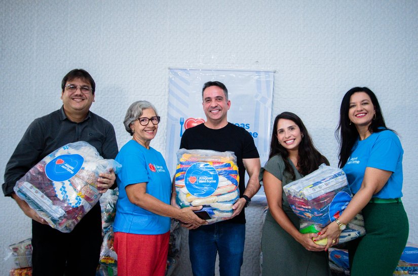 Paulo Dantas entrega uma tonelada de alimentos ao Lar Batista Marcolina Magalhães