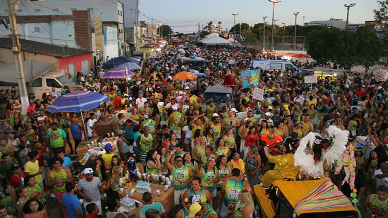 Folia de Rua leva milhares de arapiraquenses ao Bosque das Arapiracas