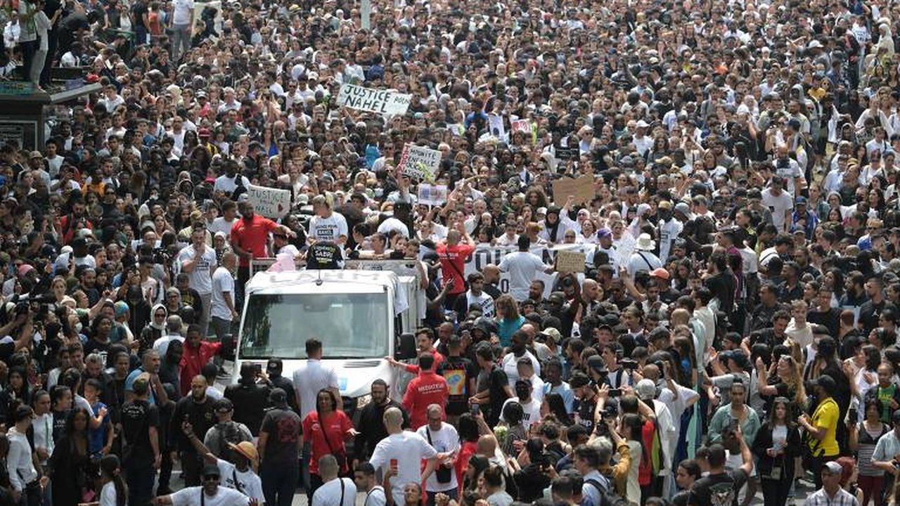 Manifestantes franceses protestam contra extrema-direita antes de eleição legislativa