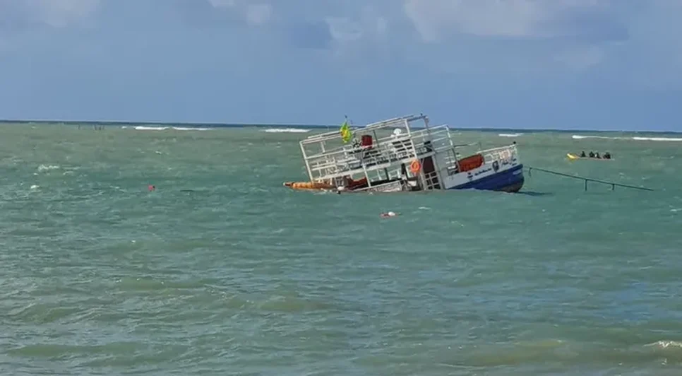 Catamarã naufragou em região próxima à "cadeira gigante" / Foto: Cadaminuto