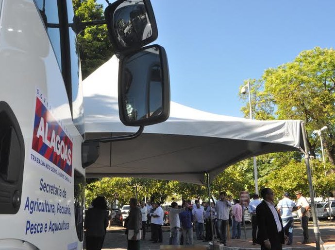 Governo entrega caminhões-pipa a cinco municípios nesta segunda-feira