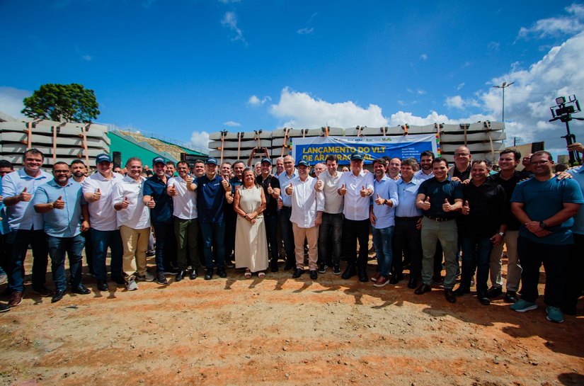 Ao lado do ministro Renan Filho e do prefeito Luciano Barbosa, governador lança o VLT de Arapiraca
