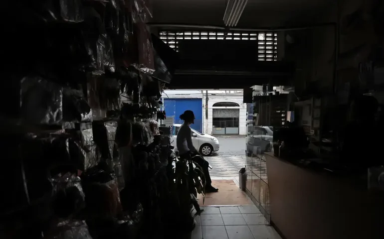 Vendavais, quedas de árvores e desabamentos deixam 8 feridos em SP