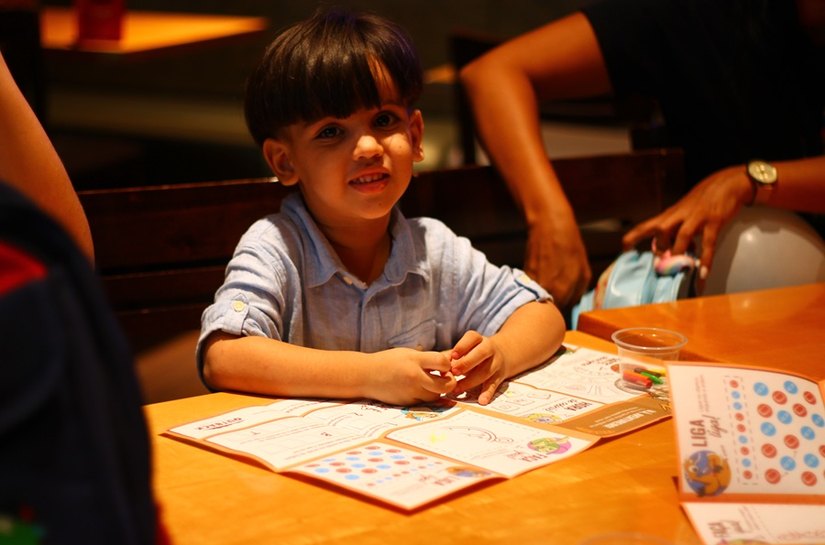 Abril Azul: Pestalozzi de Maceió realiza ação em parceria com Outback Steakhouse