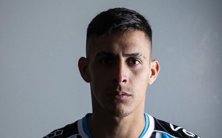 Pavón é apresentado no Grêmio e polemiza ao falar de Coudet: 'Não sou mais amigo, é rival'