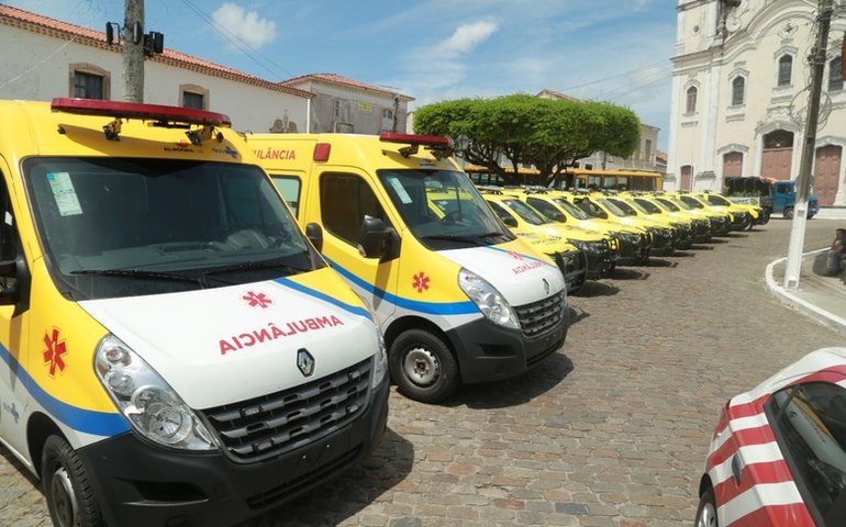 Penedo ganha veículos, obras e mais benefícios do Governo de Alagoas