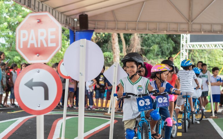 Crianças aprendem sobre normas de trânsito em palestra e circuito promovidos pelo Detran