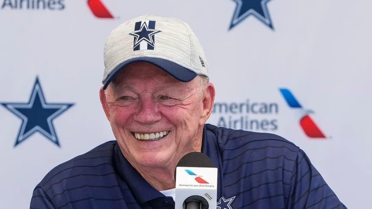 Dono dos Cowboys, Jerry Jones distribui autógrafos a torcedores no Maracanã antes de jogo da NFL