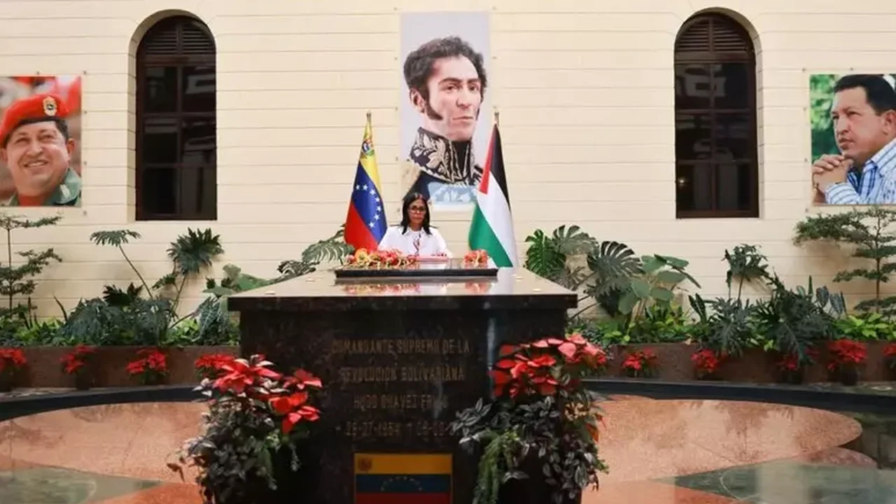 Presidente interina da Venezuela visita túmulo de Chávez após posse
