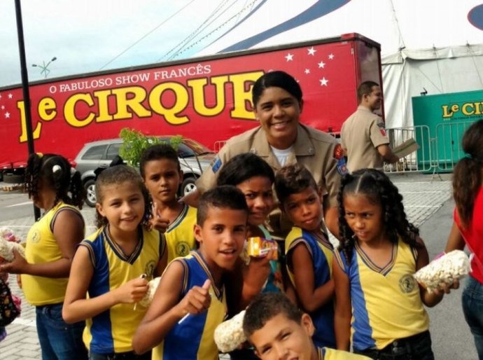 Batalhão Escolar leva crianças da comunidade de Pescaria ao circo