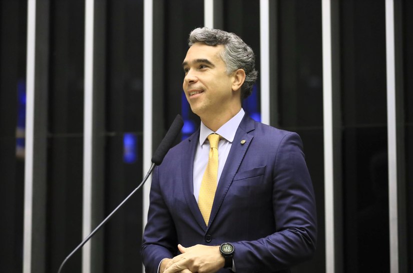 Deputado Rafael Brito comemora anúncio do presidente Lula sobre poupança para alunos do Ensino Médio