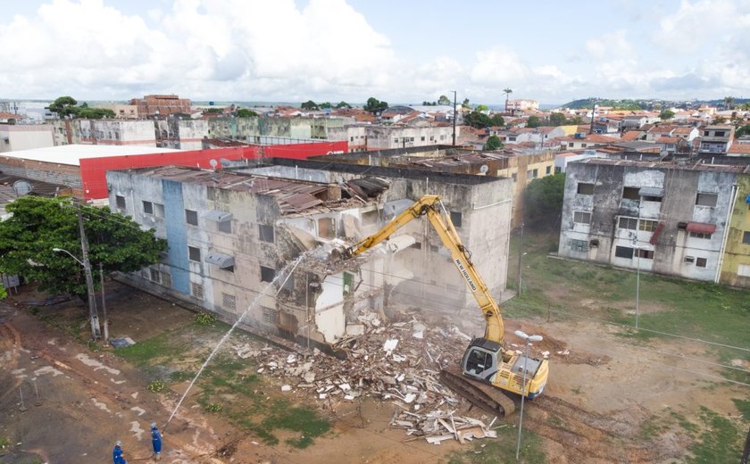 Pinheiro: prédios colapsados começam a ser demolidos