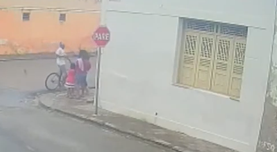 Mãe e filhas são assaltadas por ciclista armado à caminho da escola em Itabaiana / Foto: Foto: Portal A8SE/Reprodução