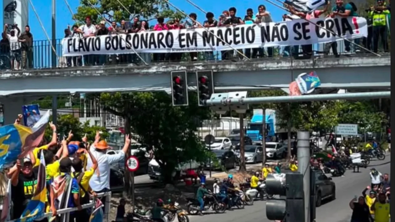 Fleming participa de protesto contra Flávio Bolsonaro (PL) e faz panfletagem na UFAL